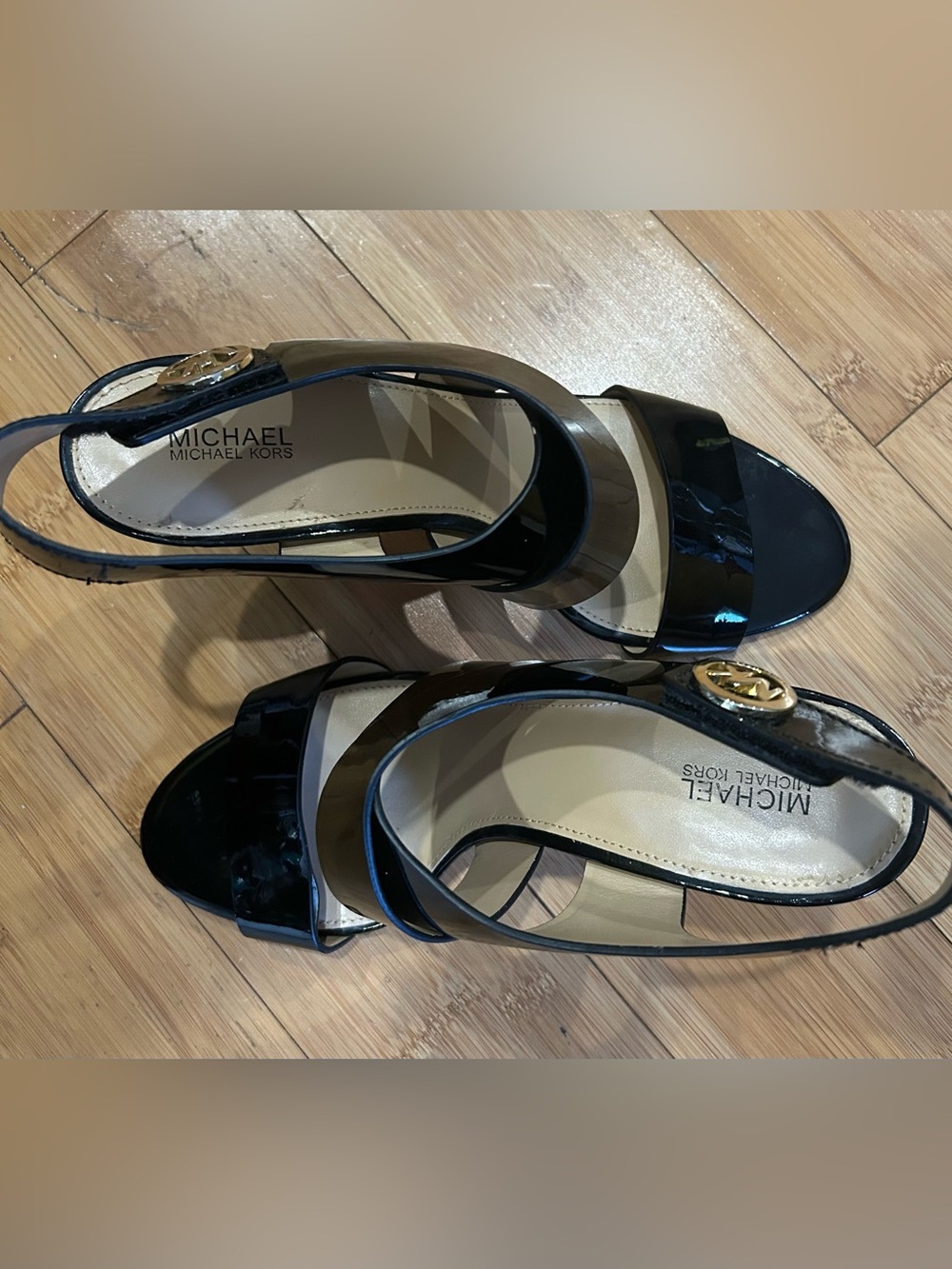 Michael Kors Joselle Patent Open toe sandals - Picture 7 of 7